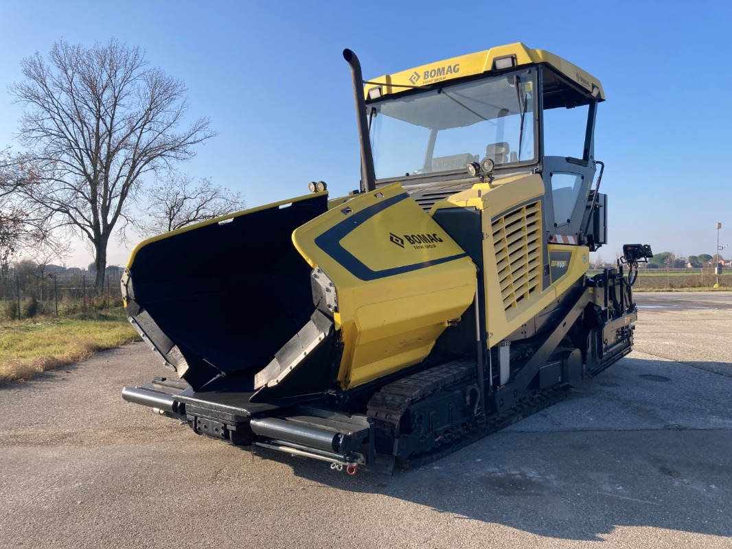 BOMAG IT BF 700 C-2 S500 Stage IV/Tier 4f - Asfalta klājējs: foto 1 BOMAG IT BF 700 C-2 S500 Stage IV/Tier 4f - Asfalta klājējs: foto 1