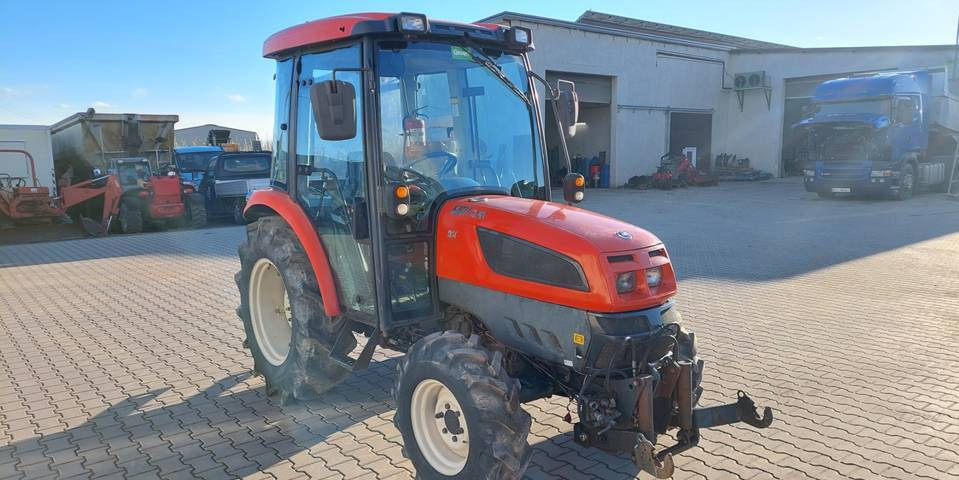 Kioti EX50 HST 50KM klimatyzacja przedni TUZ - Traktors: foto 4 Kioti EX50 HST 50KM klimatyzacja przedni TUZ - Traktors: foto 4