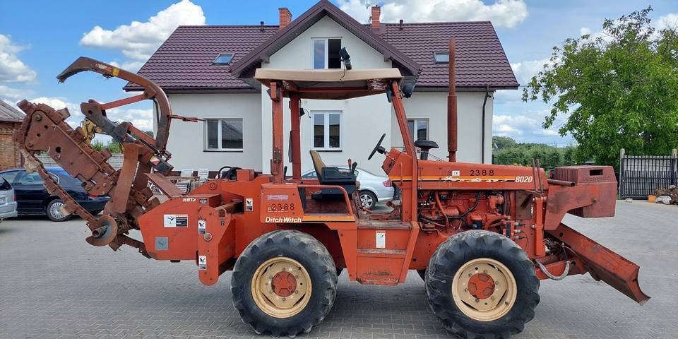 Koparka łańcuchowa Ditch Witch 8020 85KM - Tranšeju racējs: foto 1 Koparka łańcuchowa Ditch Witch 8020 85KM - Tranšeju racējs: foto 1