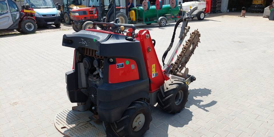 Koparka łańcuchowa miniładowarka Ditch Witch R300 wiertnica - Tranšeju racējs: foto 3 Koparka łańcuchowa miniładowarka Ditch Witch R300 wiertnica - Tranšeju racējs: foto 3