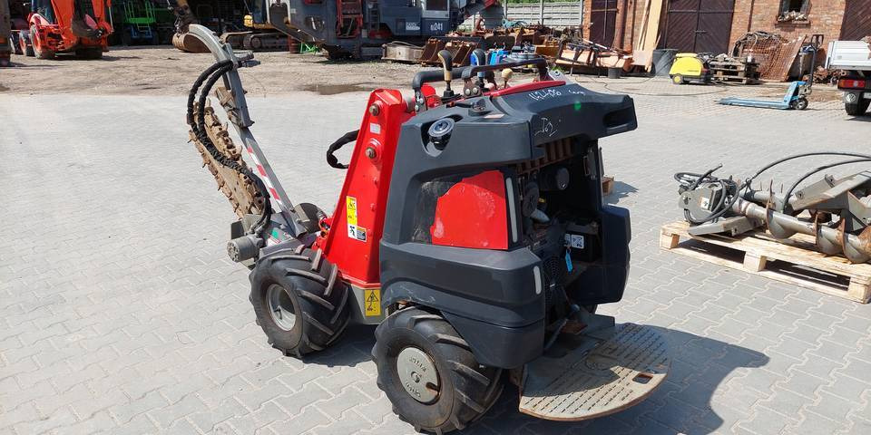Koparka łańcuchowa miniładowarka Ditch Witch R300 wiertnica - Tranšeju racējs: foto 2 Koparka łańcuchowa miniładowarka Ditch Witch R300 wiertnica - Tranšeju racējs: foto 2