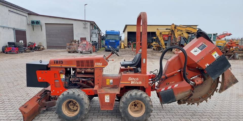 Koparka tarczowa Ditch Witch 3700 DD + A341 - Tranšeju racējs: foto 5 Koparka tarczowa Ditch Witch 3700 DD + A341 - Tranšeju racējs: foto 5