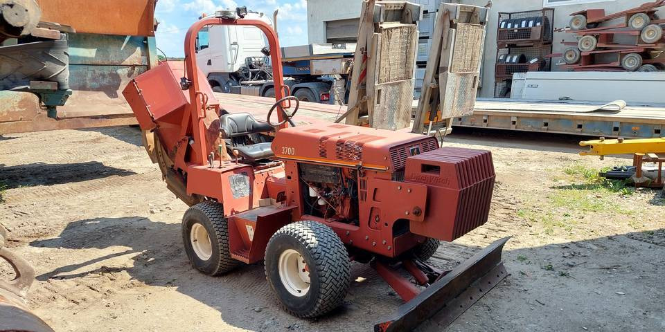 Koparka tarczowa Ditch Witch 3700DD łańcuchowa - Tranšeju racējs: foto 3 Koparka tarczowa Ditch Witch 3700DD łańcuchowa - Tranšeju racējs: foto 3