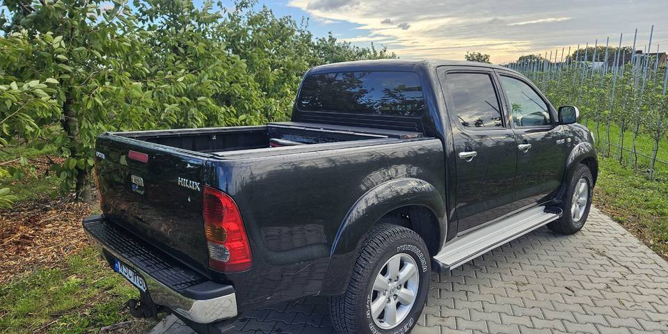 Toyota Hilux 3.0 SR5 automat 4x4 - Pikaps: foto 5 Toyota Hilux 3.0 SR5 automat 4x4 - Pikaps: foto 5