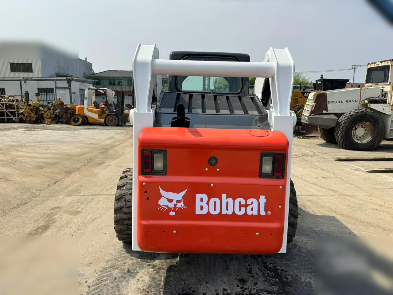 BOBCAT S300 - Kompaktiekrāvējs: foto 5 BOBCAT S300 - Kompaktiekrāvējs: foto 5