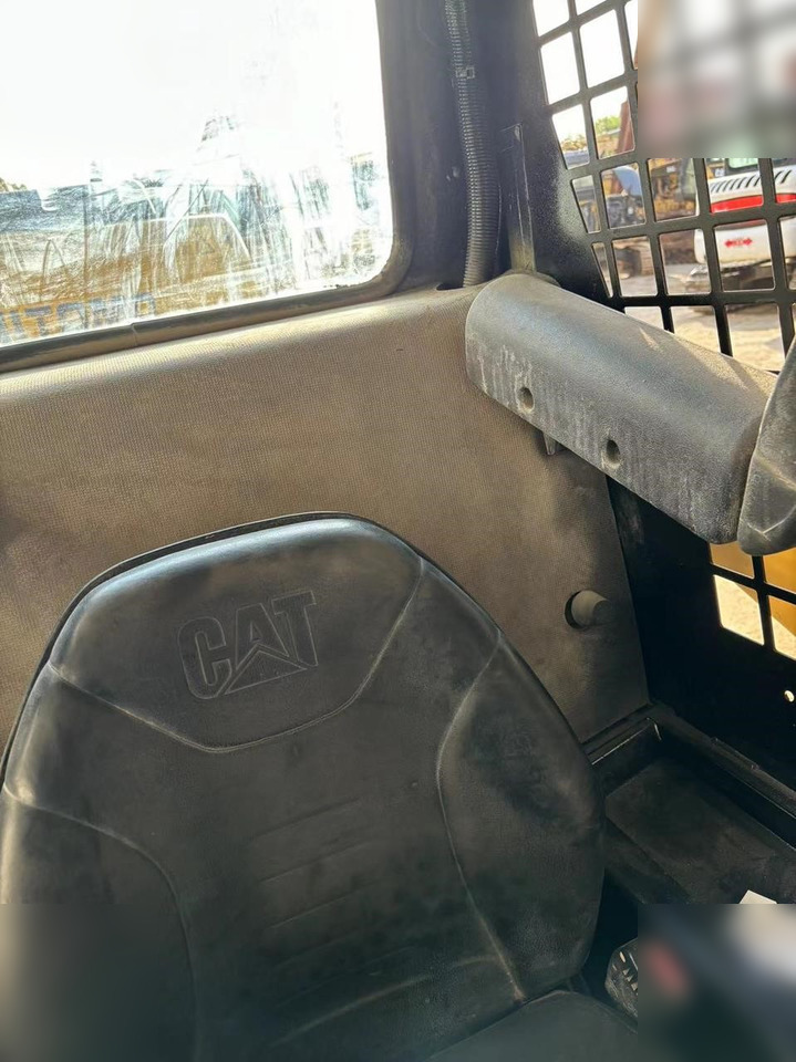 CATERPILLAR 226B - Kompaktiekrāvējs: foto 4 CATERPILLAR 226B - Kompaktiekrāvējs: foto 4