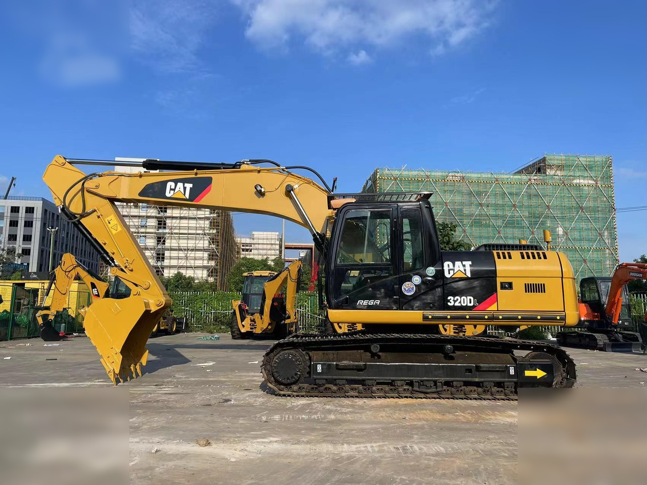 CATERPILLAR 320DL - Kāpurķēžu ekskavators: foto 1 CATERPILLAR 320DL - Kāpurķēžu ekskavators: foto 1