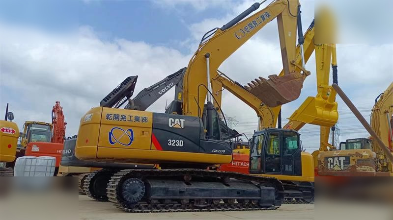 CATERPILLAR 323D - Kāpurķēžu ekskavators: foto 3 CATERPILLAR 323D - Kāpurķēžu ekskavators: foto 3