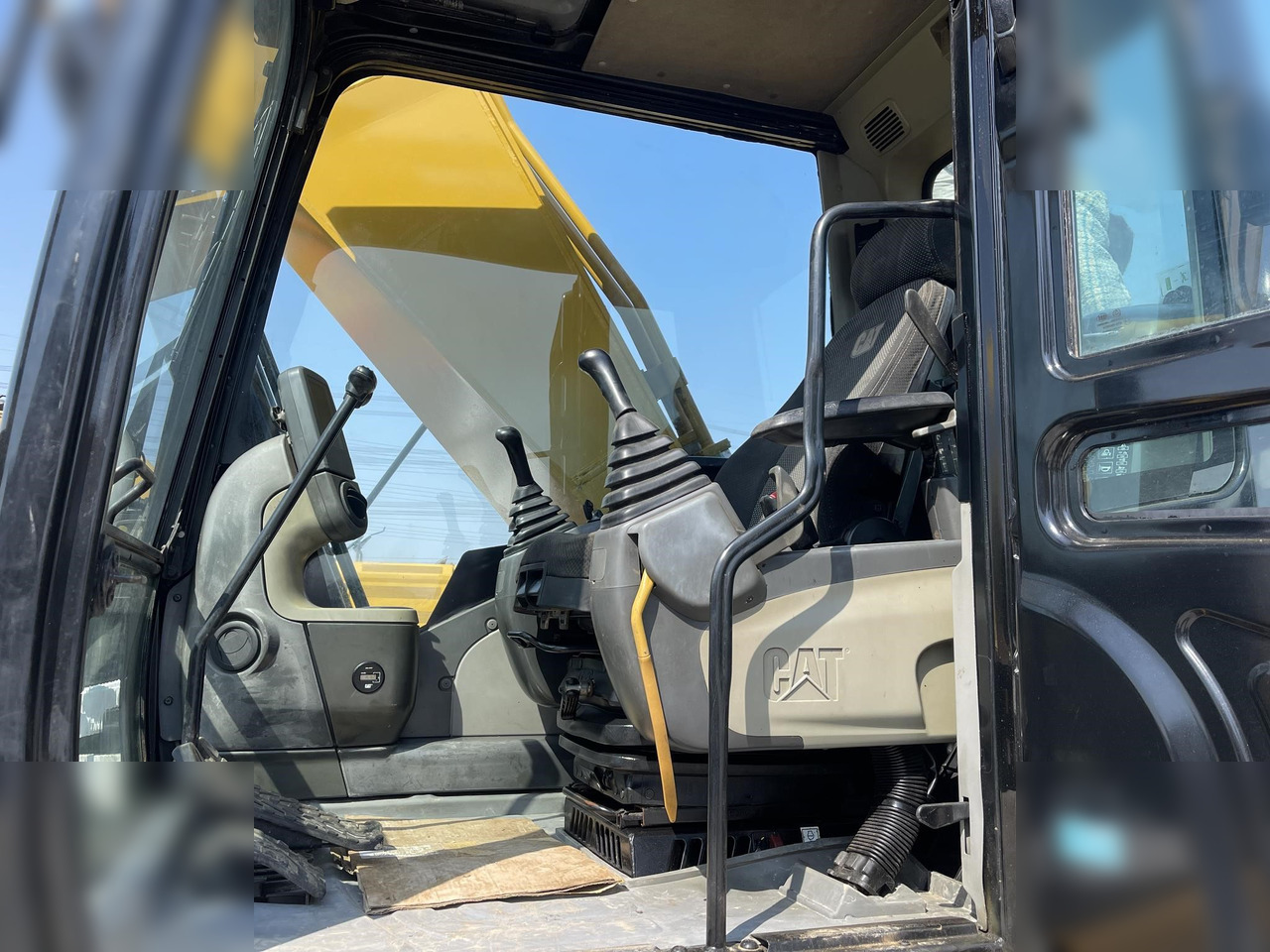 CATERPILLAR 330DL - Kāpurķēžu ekskavators: foto 4 CATERPILLAR 330DL - Kāpurķēžu ekskavators: foto 4
