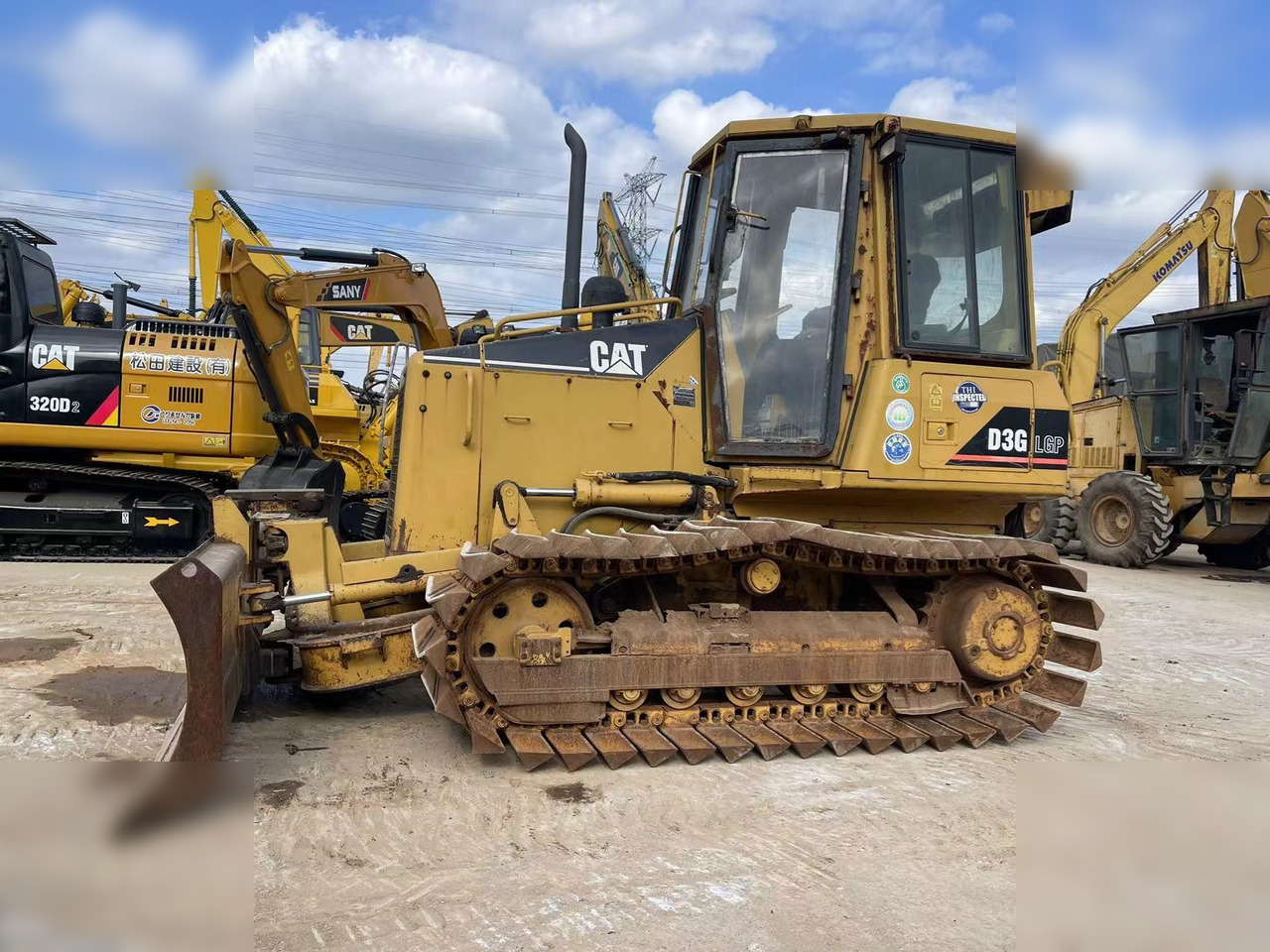 CATERPILLAR D3G - Buldozers: foto 1 CATERPILLAR D3G - Buldozers: foto 1