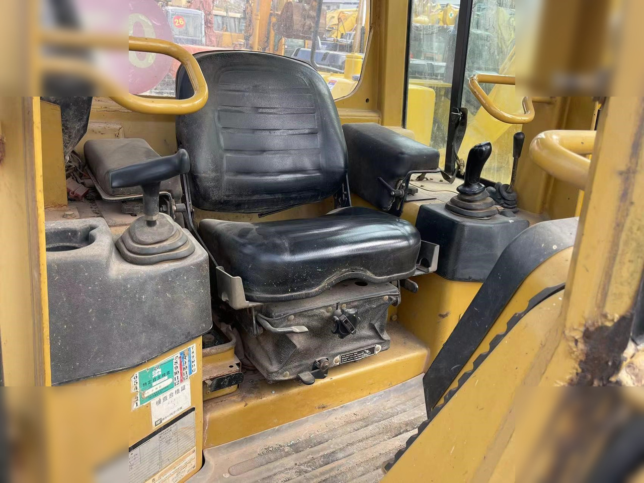 CATERPILLAR D3G - Buldozers: foto 5 CATERPILLAR D3G - Buldozers: foto 5