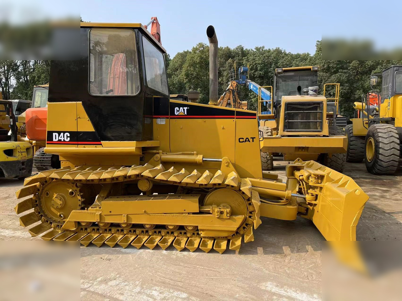 CATERPILLAR D4C - Buldozers: foto 3 CATERPILLAR D4C - Buldozers: foto 3