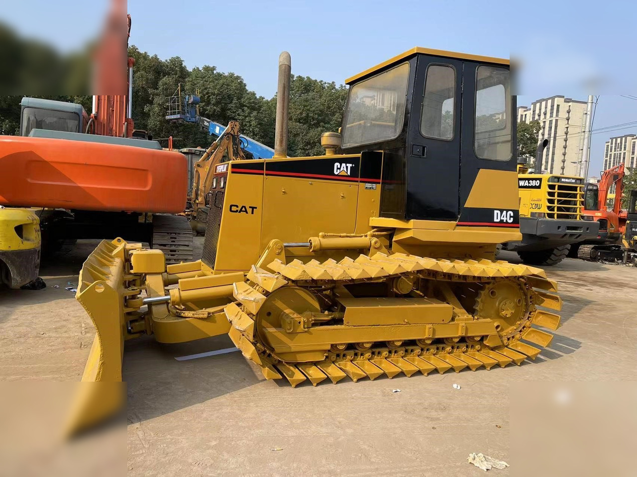 CATERPILLAR D4C - Buldozers: foto 1 CATERPILLAR D4C - Buldozers: foto 1