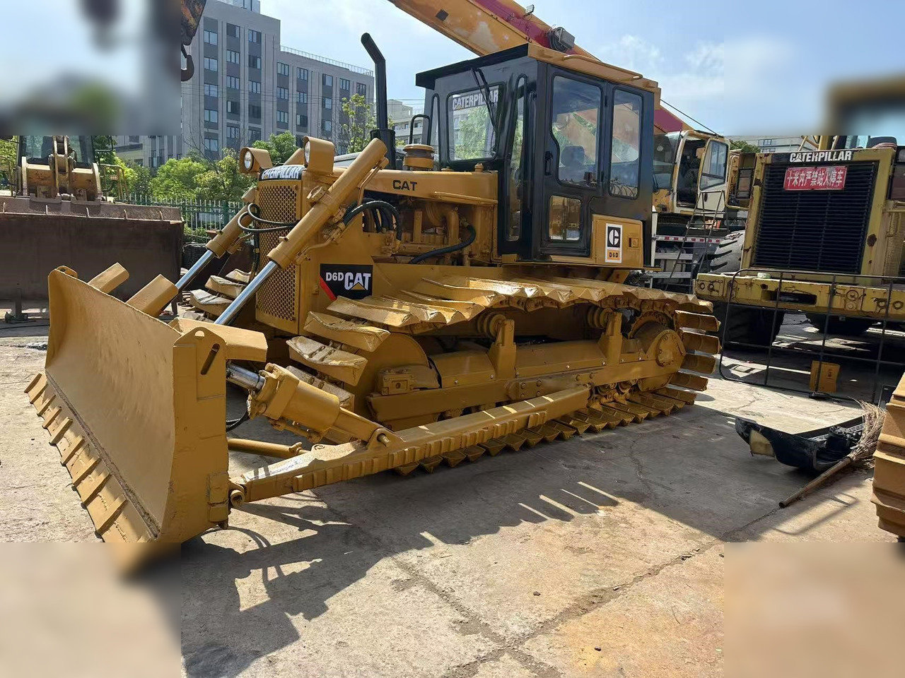 CATERPILLAR D6D - Buldozers: foto 1 CATERPILLAR D6D - Buldozers: foto 1