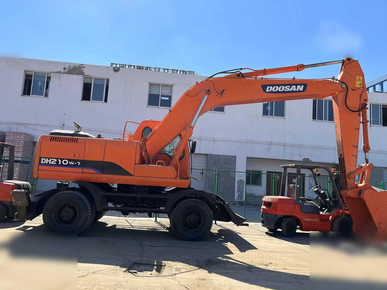DOOSAN DH210W-7 - Riteņu ekskavators: foto 1 DOOSAN DH210W-7 - Riteņu ekskavators: foto 1