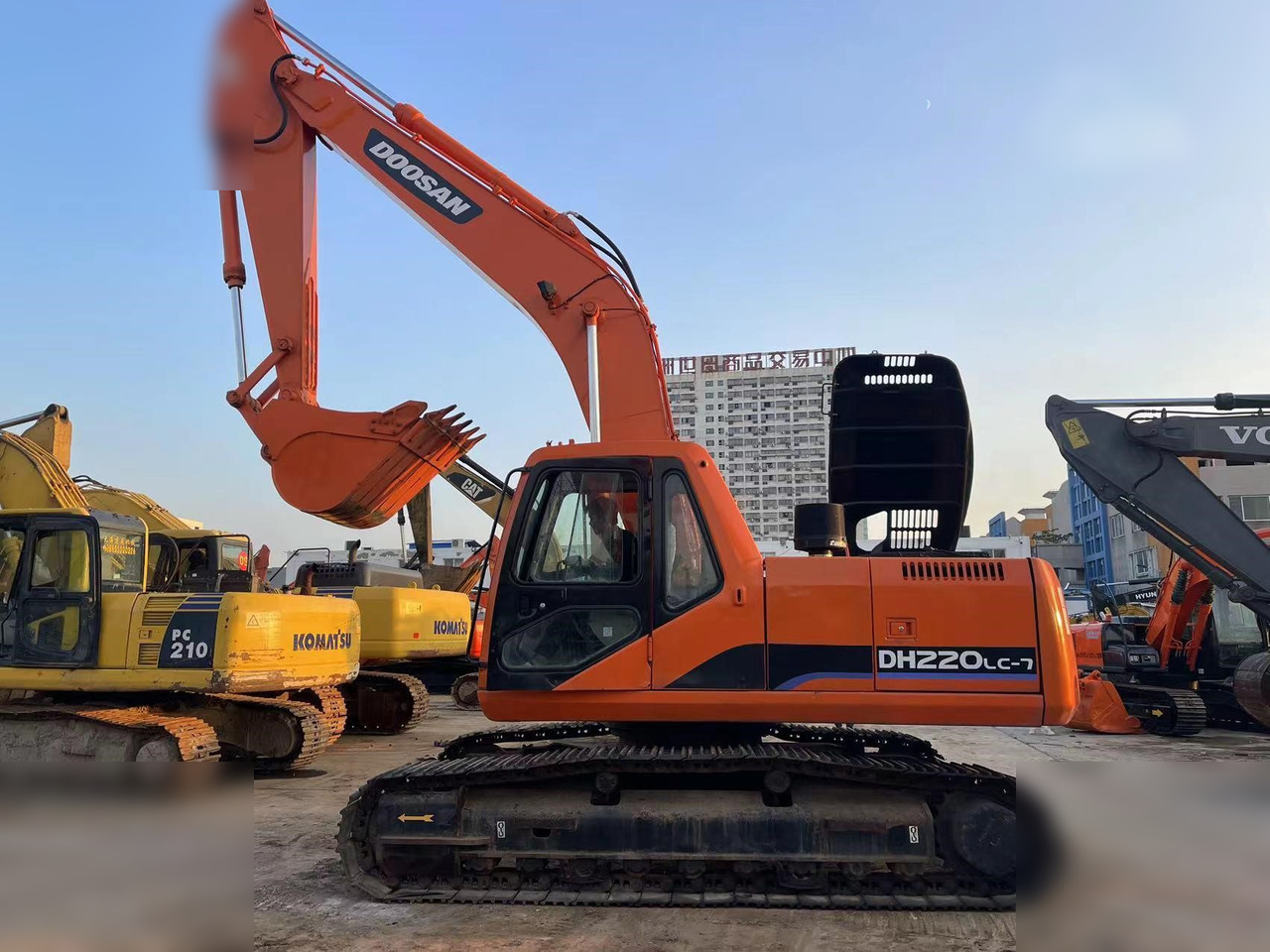 DOOSAN DH220 LC-7 - Kāpurķēžu ekskavators: foto 1 DOOSAN DH220 LC-7 - Kāpurķēžu ekskavators: foto 1