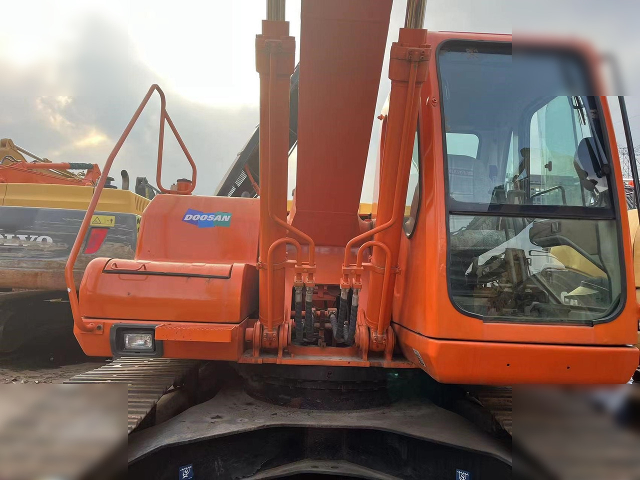 DOOSAN DH220 LC-7 - Kāpurķēžu ekskavators: foto 2 DOOSAN DH220 LC-7 - Kāpurķēžu ekskavators: foto 2