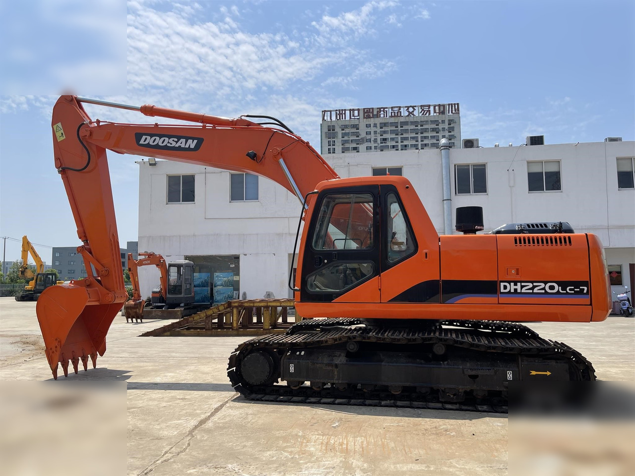 DOOSAN DH220 LC-7 - Kāpurķēžu ekskavators: foto 1 DOOSAN DH220 LC-7 - Kāpurķēžu ekskavators: foto 1