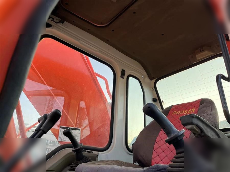 DOOSAN DH300 LC-7 - Kāpurķēžu ekskavators: foto 4 DOOSAN DH300 LC-7 - Kāpurķēžu ekskavators: foto 4