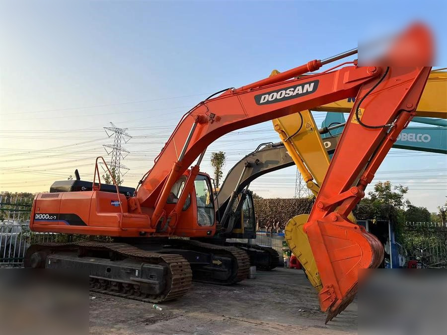 DOOSAN DH300 LC-7 - Kāpurķēžu ekskavators: foto 3 DOOSAN DH300 LC-7 - Kāpurķēžu ekskavators: foto 3