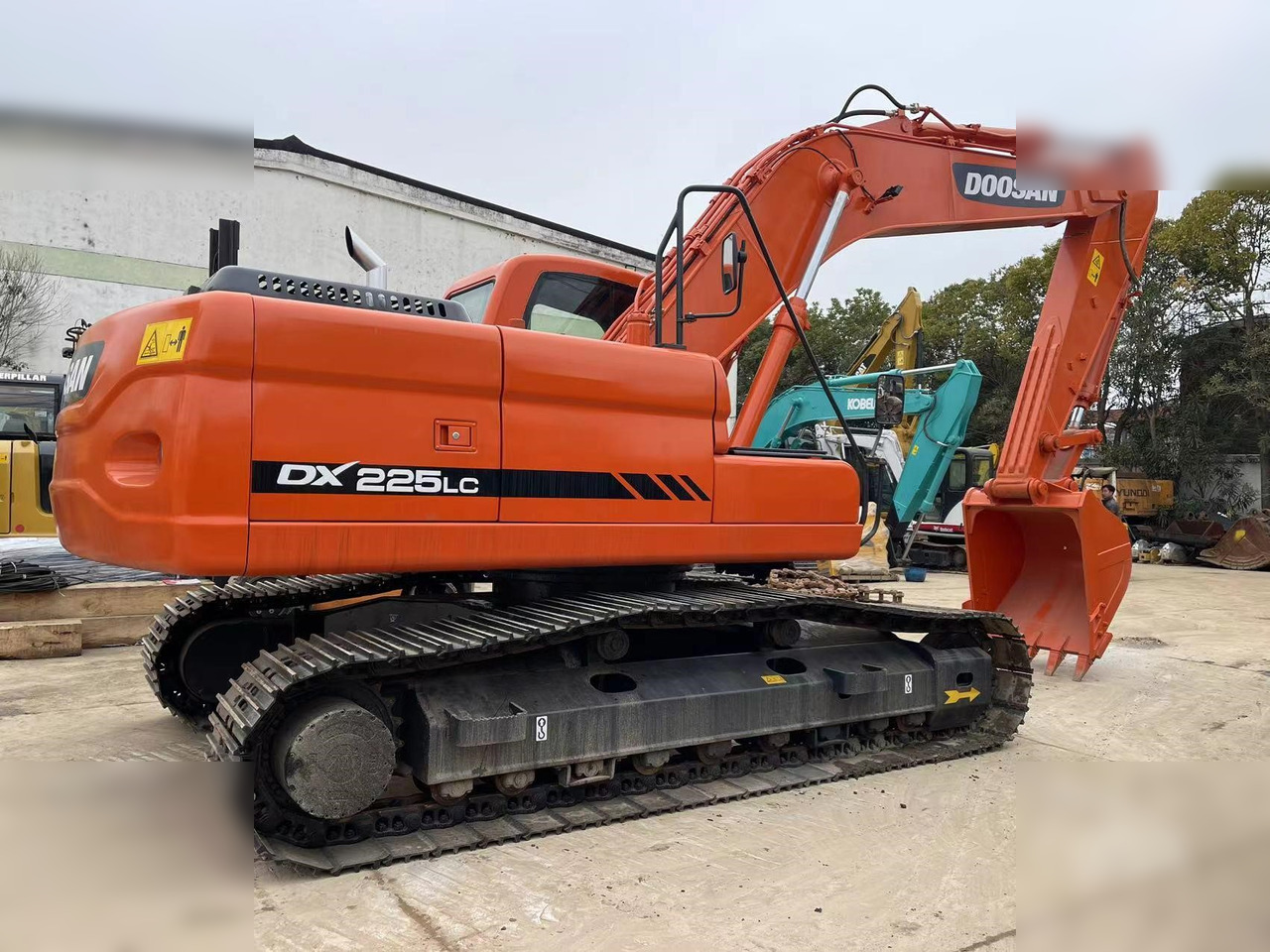 DOOSAN DX225 LC - Kāpurķēžu ekskavators: foto 1 DOOSAN DX225 LC - Kāpurķēžu ekskavators: foto 1