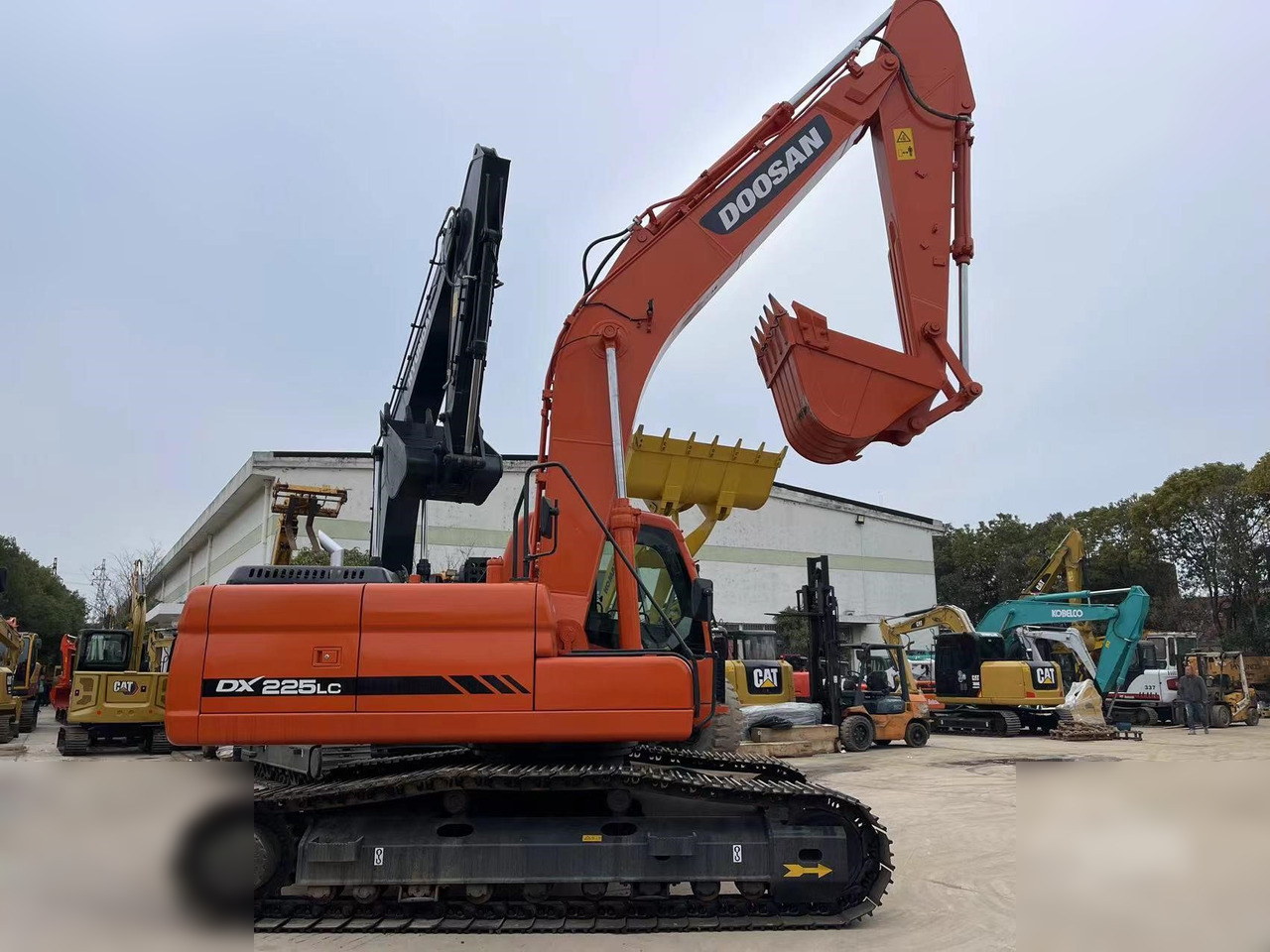 DOOSAN DX225 LC - Kāpurķēžu ekskavators: foto 1 DOOSAN DX225 LC - Kāpurķēžu ekskavators: foto 1