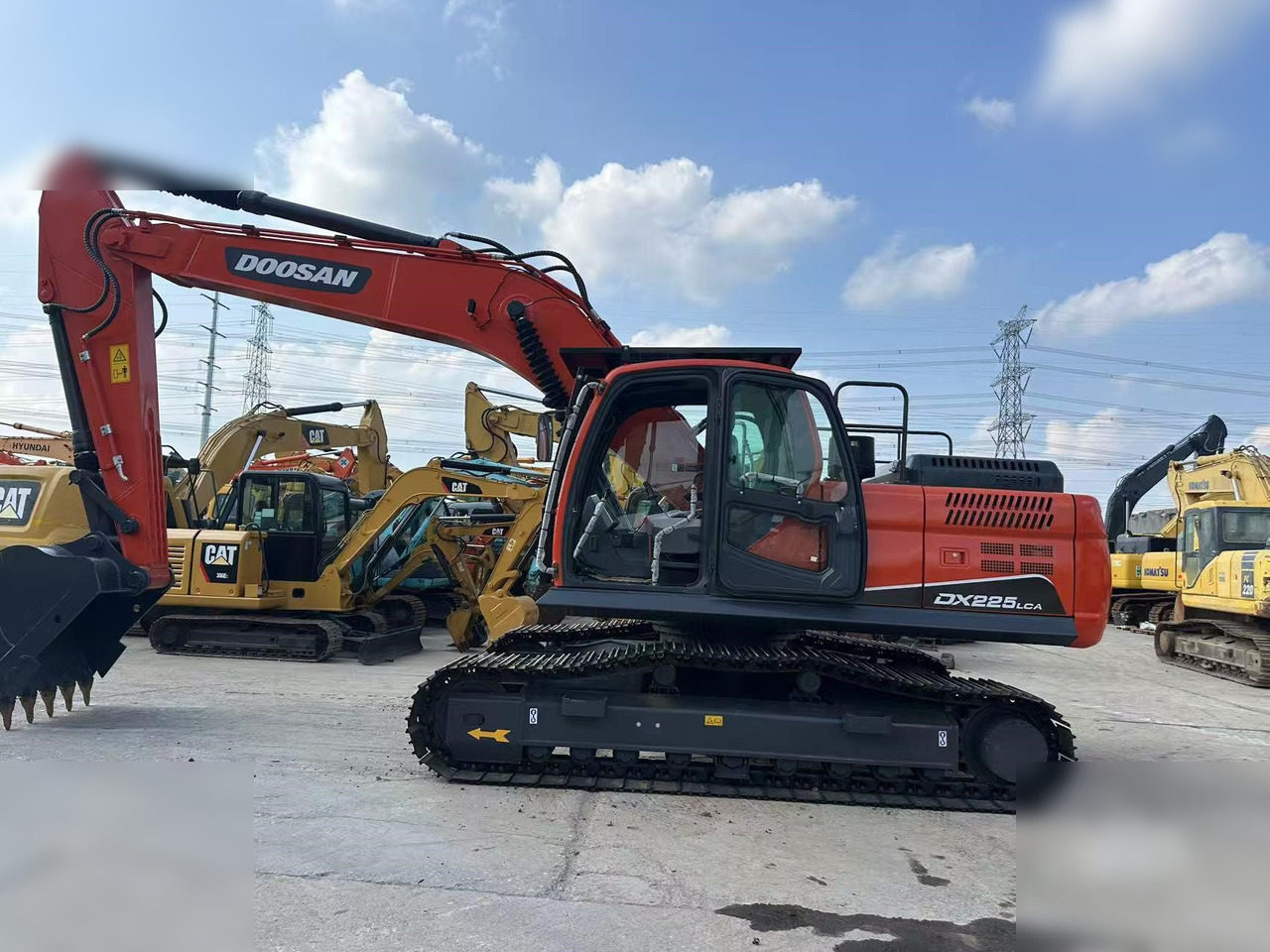 DOOSAN DX225 LCA - Kāpurķēžu ekskavators: foto 1 DOOSAN DX225 LCA - Kāpurķēžu ekskavators: foto 1