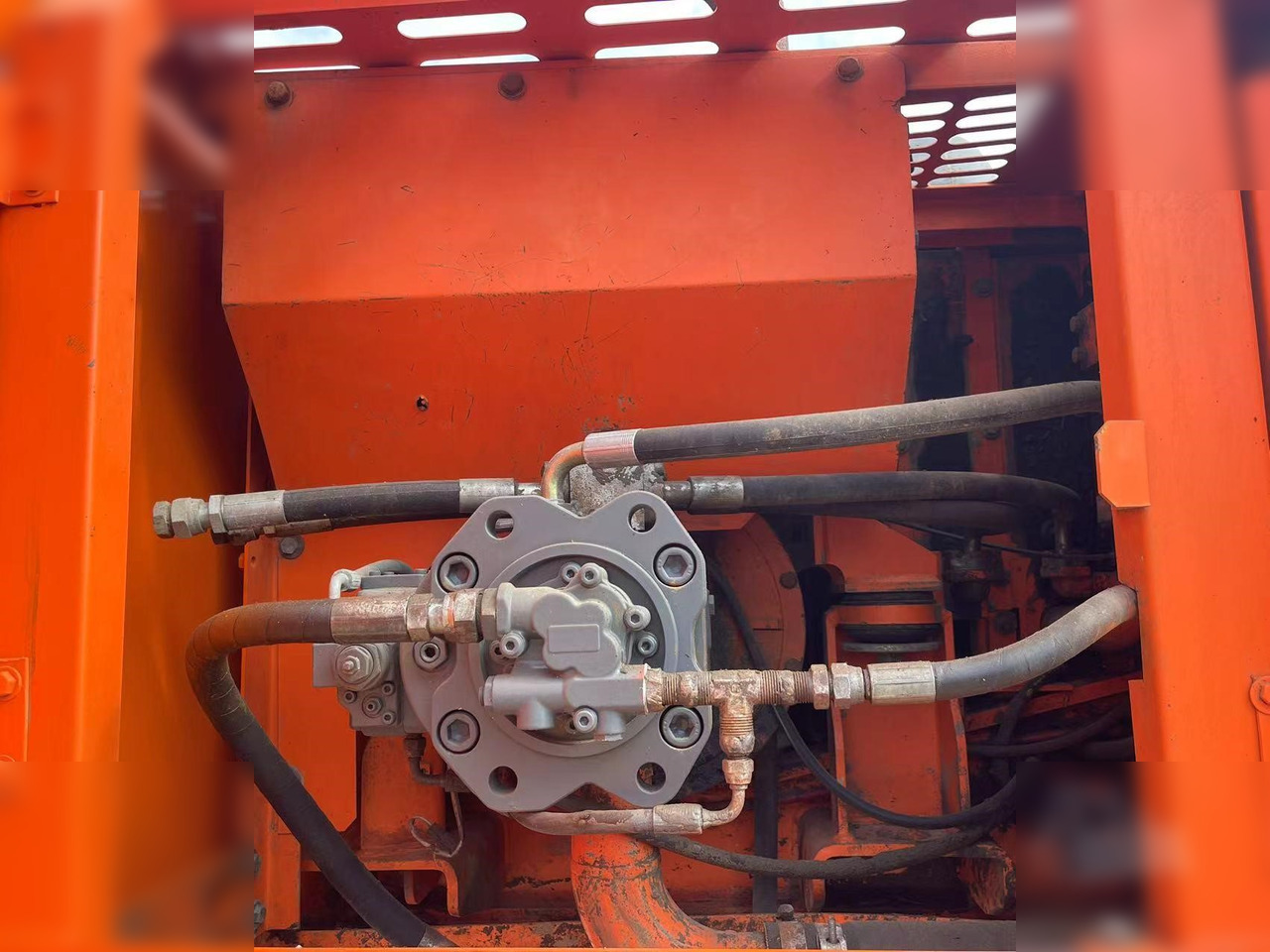 DOOSAN DX225 LCA - Kāpurķēžu ekskavators: foto 3 DOOSAN DX225 LCA - Kāpurķēžu ekskavators: foto 3