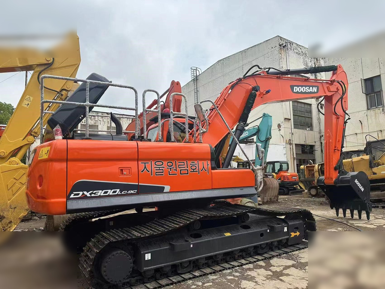 DOOSAN DX300 LC - Kāpurķēžu ekskavators: foto 1 DOOSAN DX300 LC - Kāpurķēžu ekskavators: foto 1
