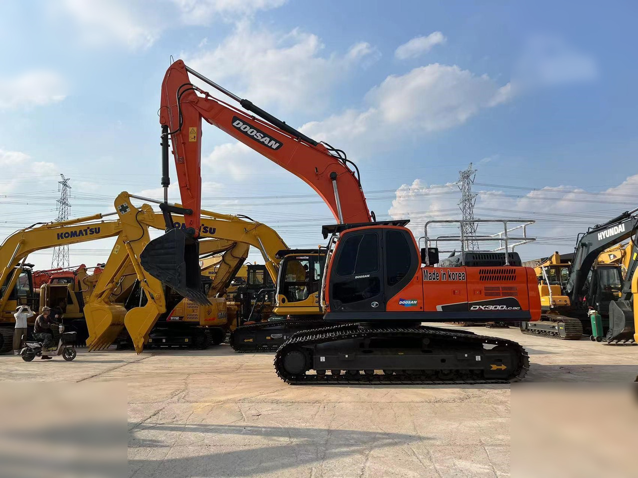 DOOSAN DX300 LCA - Kāpurķēžu ekskavators: foto 1 DOOSAN DX300 LCA - Kāpurķēžu ekskavators: foto 1