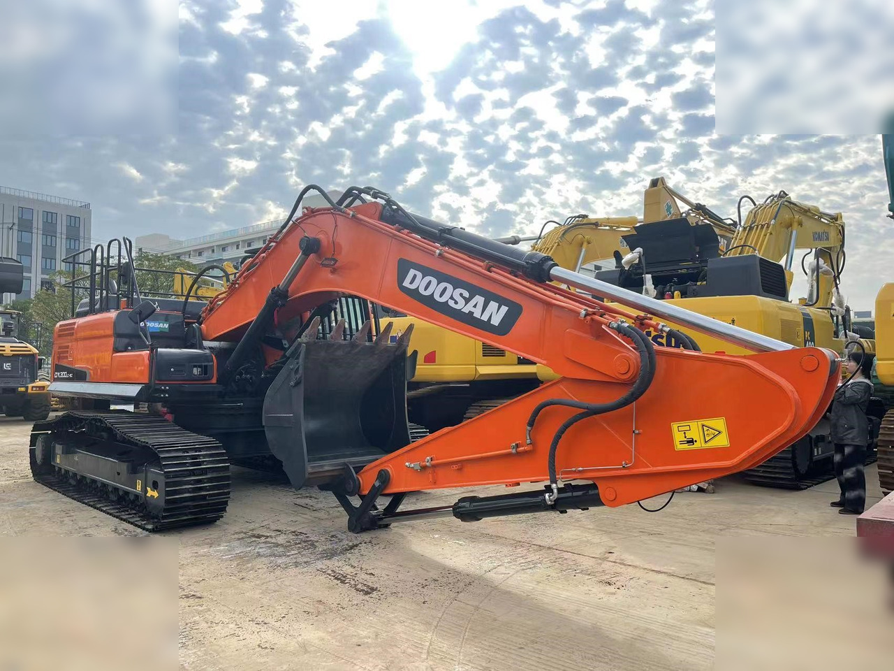 DOOSAN DX300 LCA - Kāpurķēžu ekskavators: foto 1 DOOSAN DX300 LCA - Kāpurķēžu ekskavators: foto 1