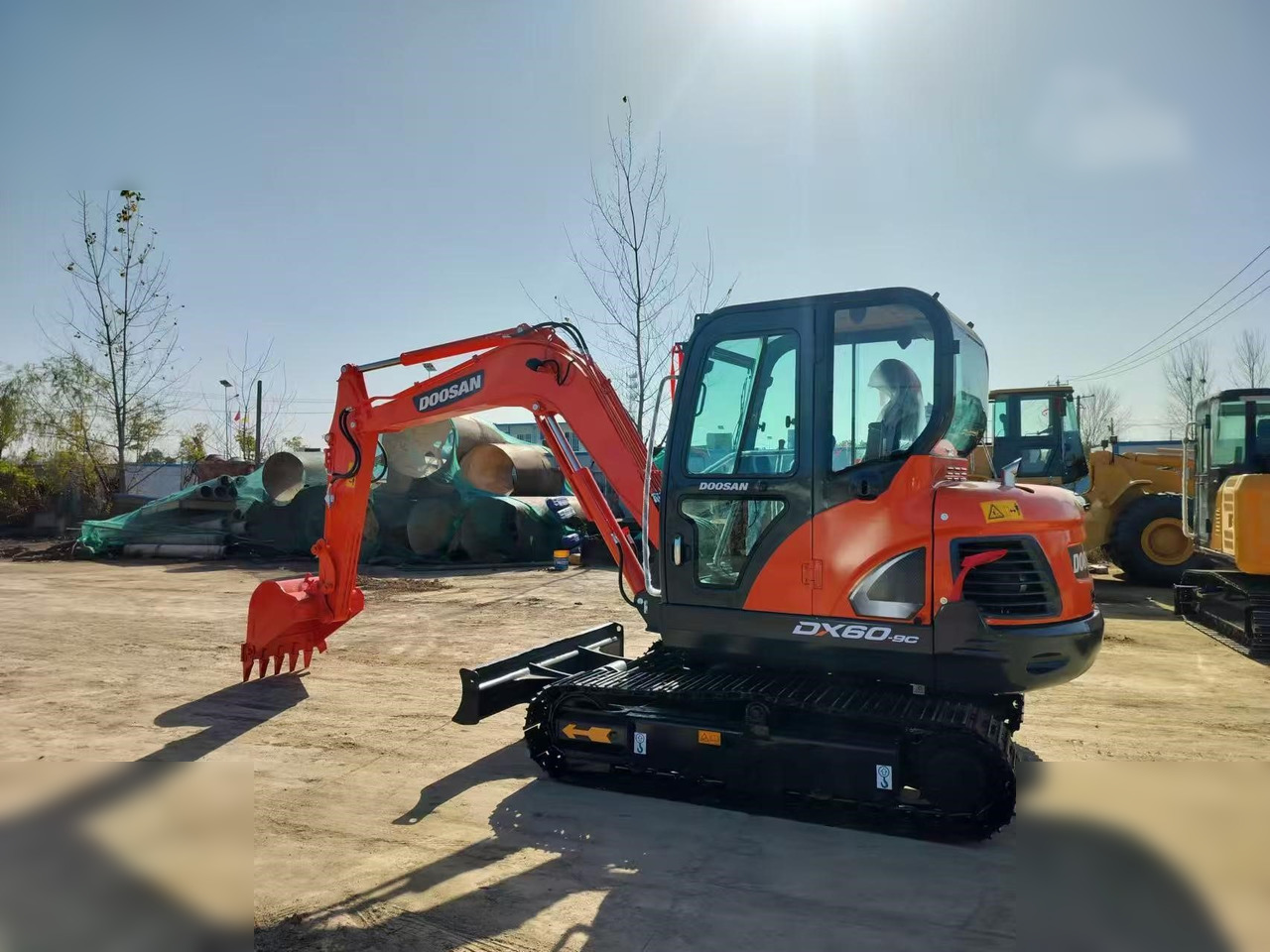DOOSAN DX60-9C - Kāpurķēžu ekskavators: foto 1 DOOSAN DX60-9C - Kāpurķēžu ekskavators: foto 1