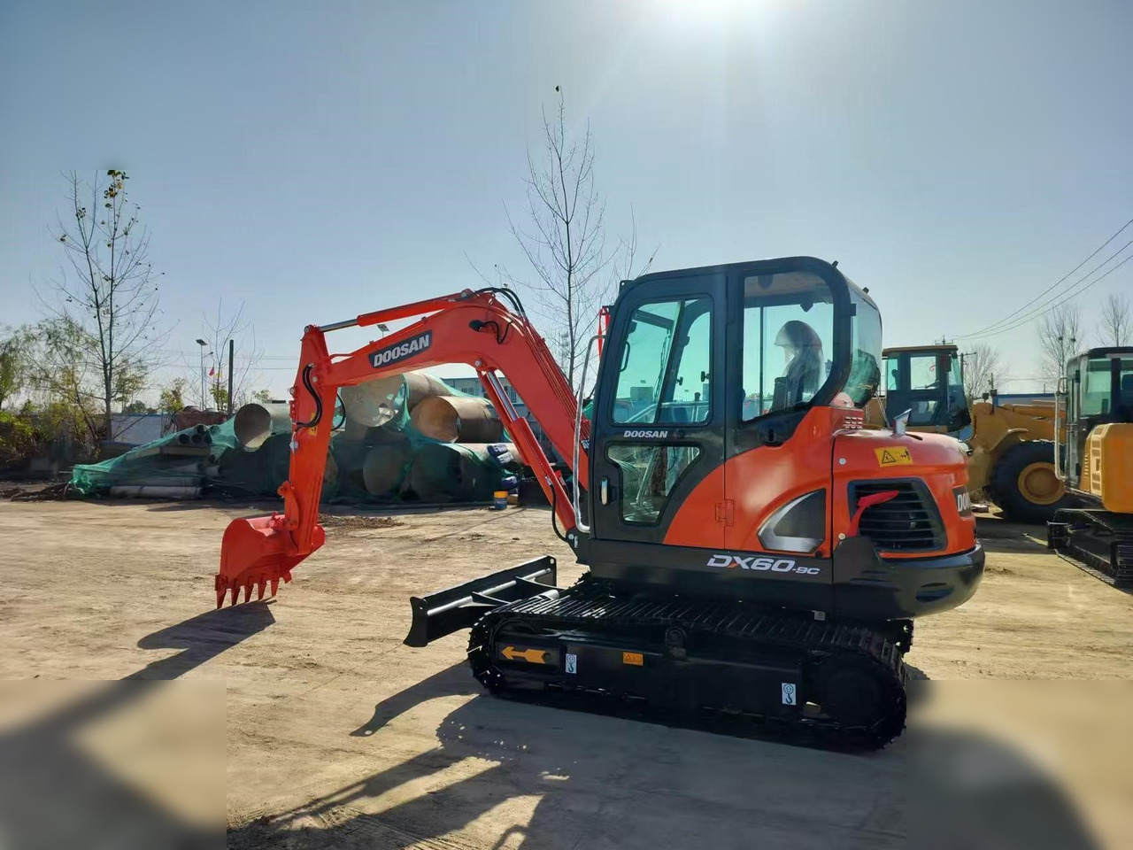 DOOSAN DX60-9C - Kāpurķēžu ekskavators: foto 1 DOOSAN DX60-9C - Kāpurķēžu ekskavators: foto 1