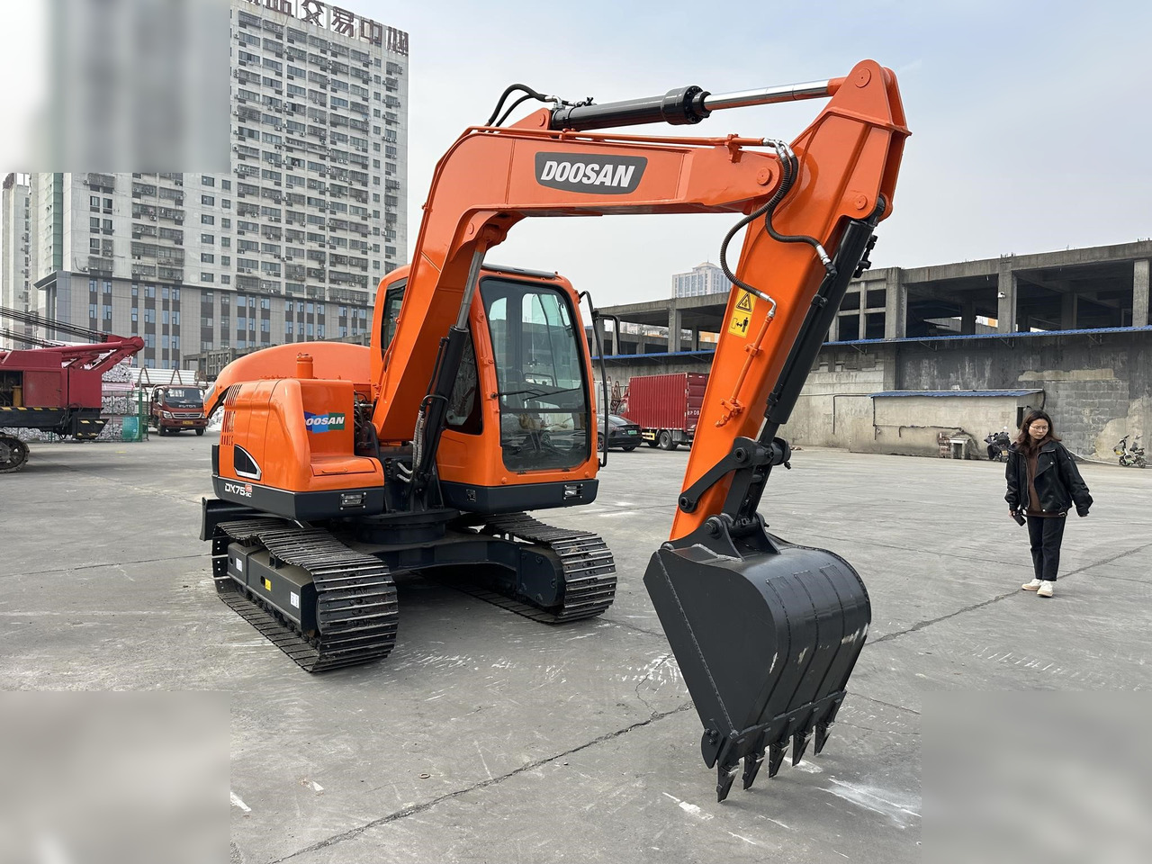 DOOSAN DX75-9CN - Kāpurķēžu ekskavators: foto 3 DOOSAN DX75-9CN - Kāpurķēžu ekskavators: foto 3