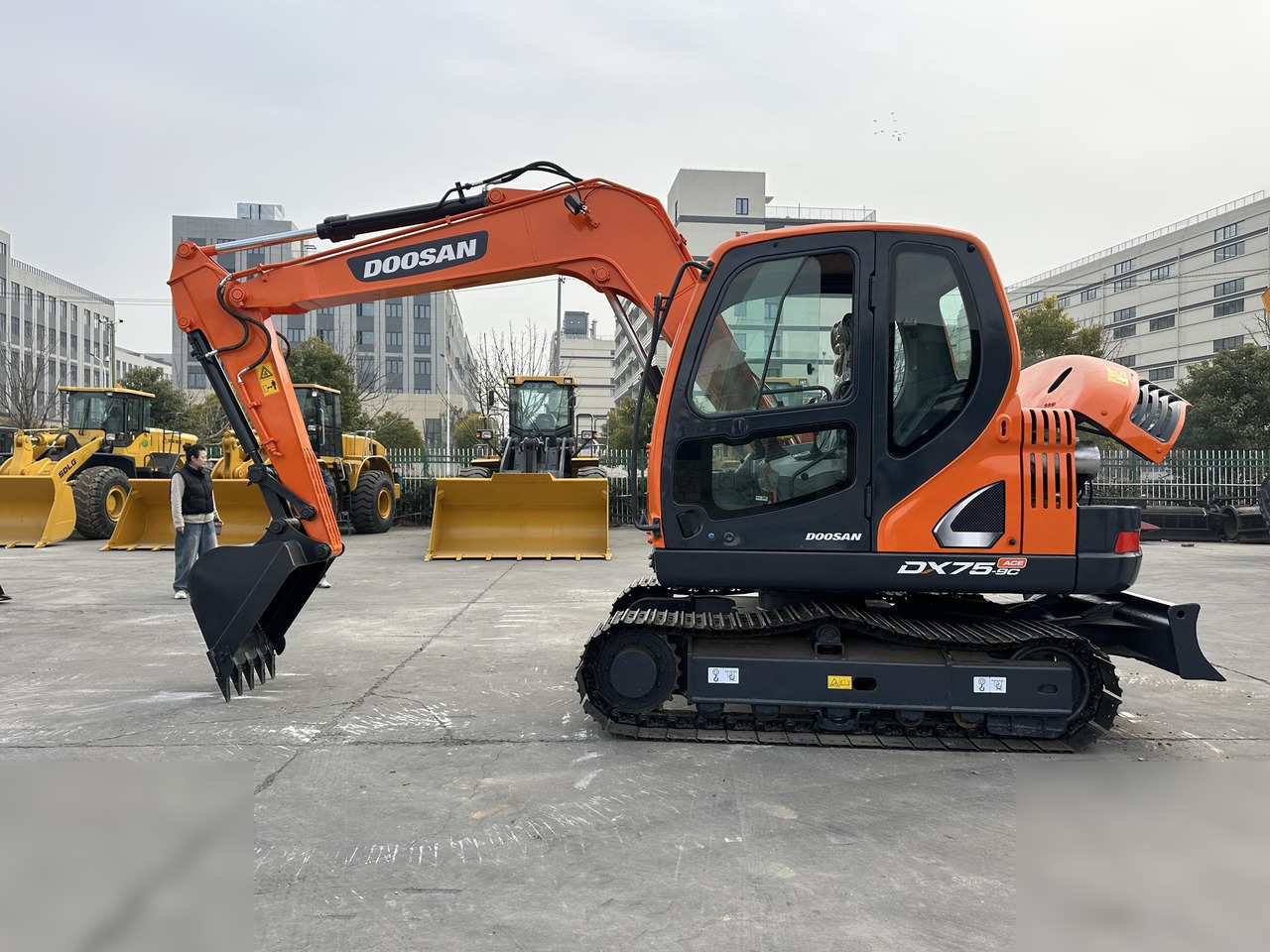 DOOSAN DX75-9CN - Kāpurķēžu ekskavators: foto 1 DOOSAN DX75-9CN - Kāpurķēžu ekskavators: foto 1