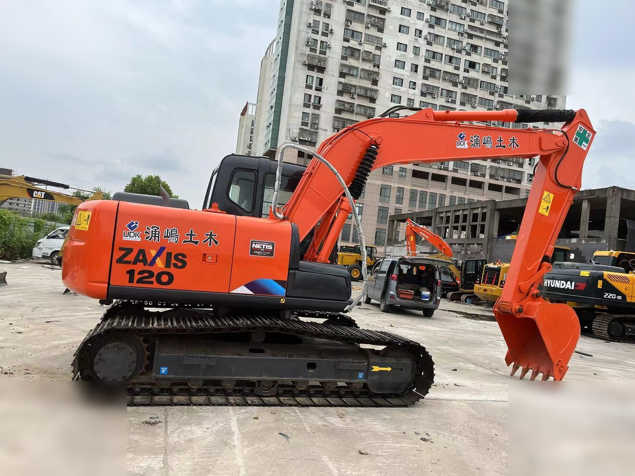 HITACHI ZX120 - Kāpurķēžu ekskavators: foto 1 HITACHI ZX120 - Kāpurķēžu ekskavators: foto 1