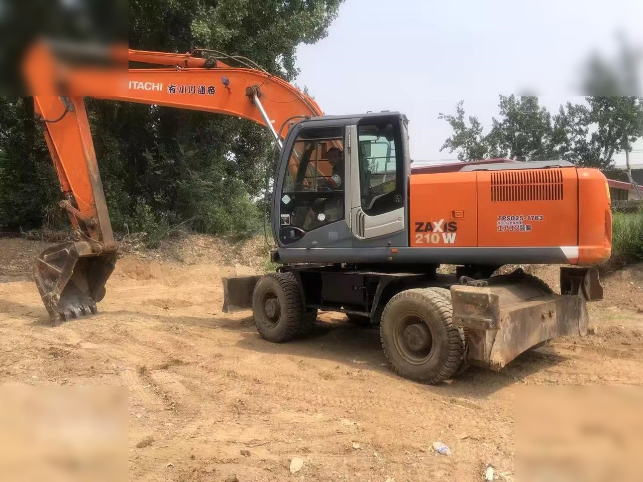 HITACHI ZX210W - Riteņu ekskavators: foto 4 HITACHI ZX210W - Riteņu ekskavators: foto 4