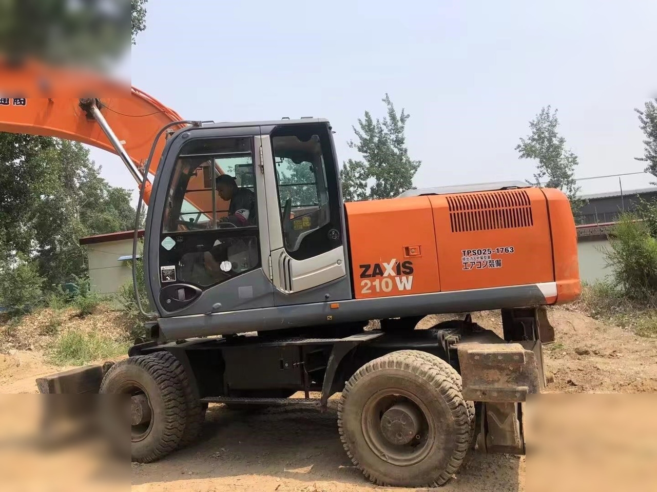 HITACHI ZX210W - Riteņu ekskavators: foto 5 HITACHI ZX210W - Riteņu ekskavators: foto 5