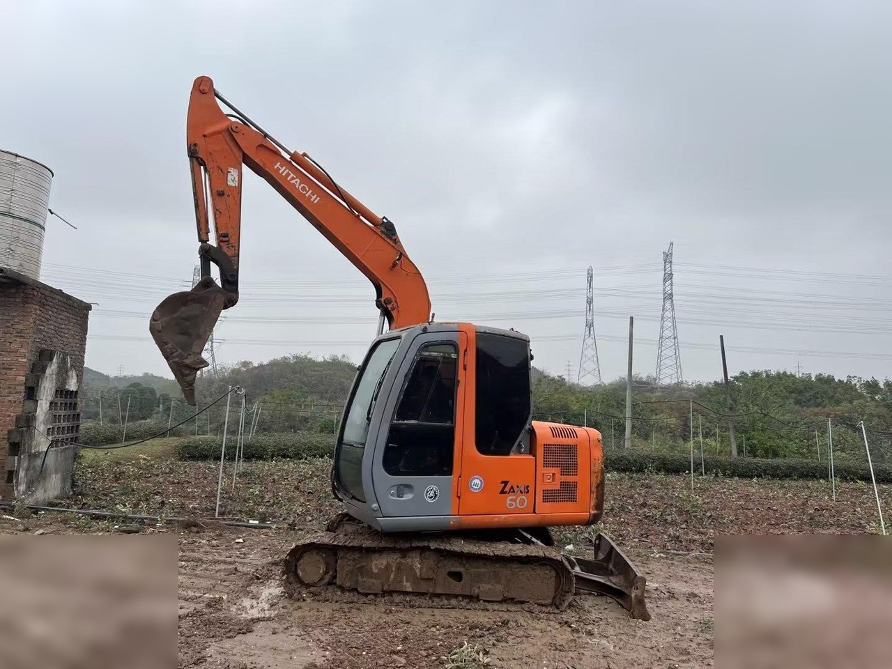 HITACHI ZX60 - Kāpurķēžu ekskavators: foto 1 HITACHI ZX60 - Kāpurķēžu ekskavators: foto 1