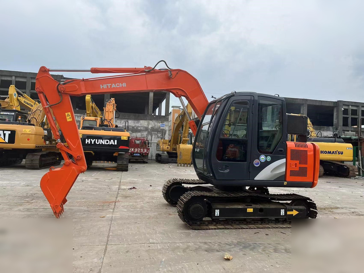 HITACHI ZX60 - Kāpurķēžu ekskavators: foto 1 HITACHI ZX60 - Kāpurķēžu ekskavators: foto 1