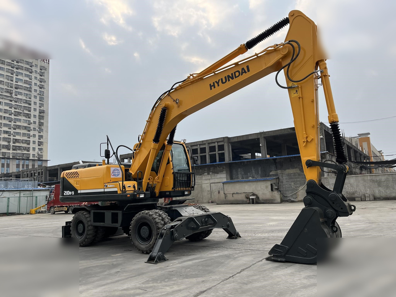 HYUNDAI ROBEX 210W-9 - Riteņu ekskavators: foto 2 HYUNDAI ROBEX 210W-9 - Riteņu ekskavators: foto 2