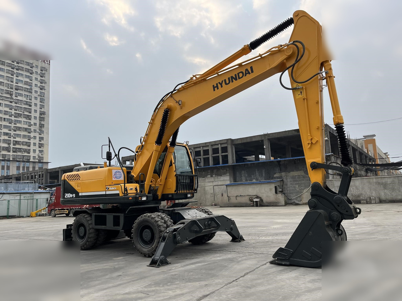 HYUNDAI ROBEX 210W-9 - Riteņu ekskavators: foto 2 HYUNDAI ROBEX 210W-9 - Riteņu ekskavators: foto 2