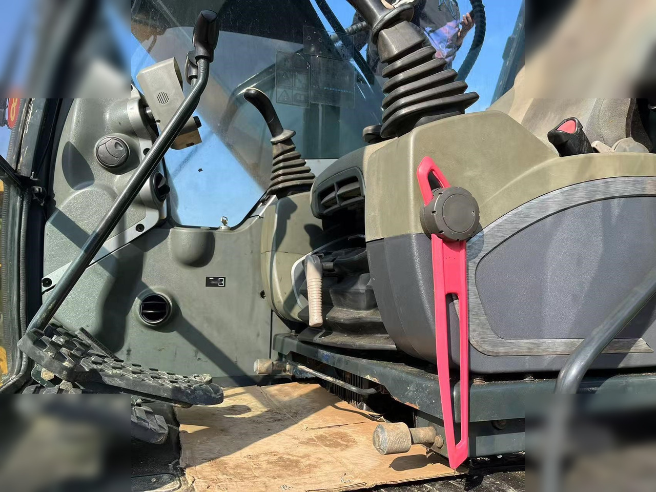 HYUNDAI ROBEX 220 LC-9S - Kāpurķēžu ekskavators: foto 4 HYUNDAI ROBEX 220 LC-9S - Kāpurķēžu ekskavators: foto 4