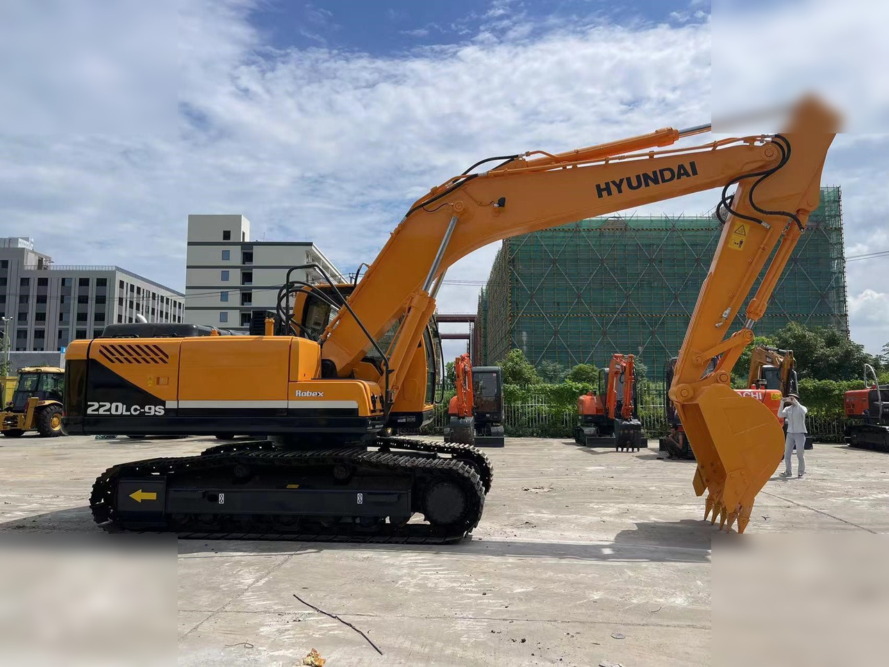 HYUNDAI ROBEX 220 LC-9S - Kāpurķēžu ekskavators: foto 1 HYUNDAI ROBEX 220 LC-9S - Kāpurķēžu ekskavators: foto 1