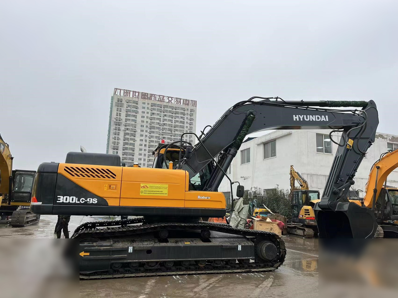 HYUNDAI ROBEX 300 LC-9S - Kāpurķēžu ekskavators: foto 1 HYUNDAI ROBEX 300 LC-9S - Kāpurķēžu ekskavators: foto 1