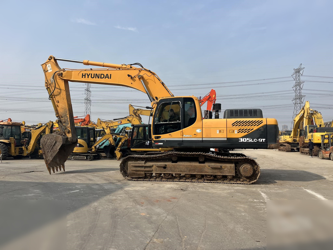 HYUNDAI ROBEX 305 LC-9T - Kāpurķēžu ekskavators: foto 1 HYUNDAI ROBEX 305 LC-9T - Kāpurķēžu ekskavators: foto 1