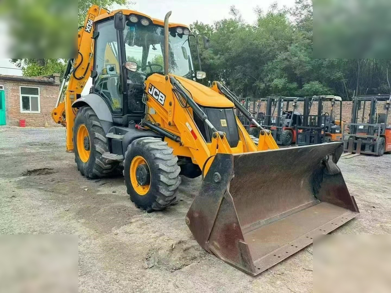 JCB 3CX - Ekskavators-iekrāvējs: foto 1 JCB 3CX - Ekskavators-iekrāvējs: foto 1