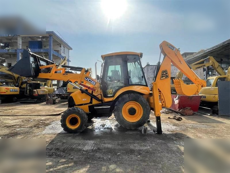 JCB 3CX - Ekskavators-iekrāvējs: foto 1 JCB 3CX - Ekskavators-iekrāvējs: foto 1