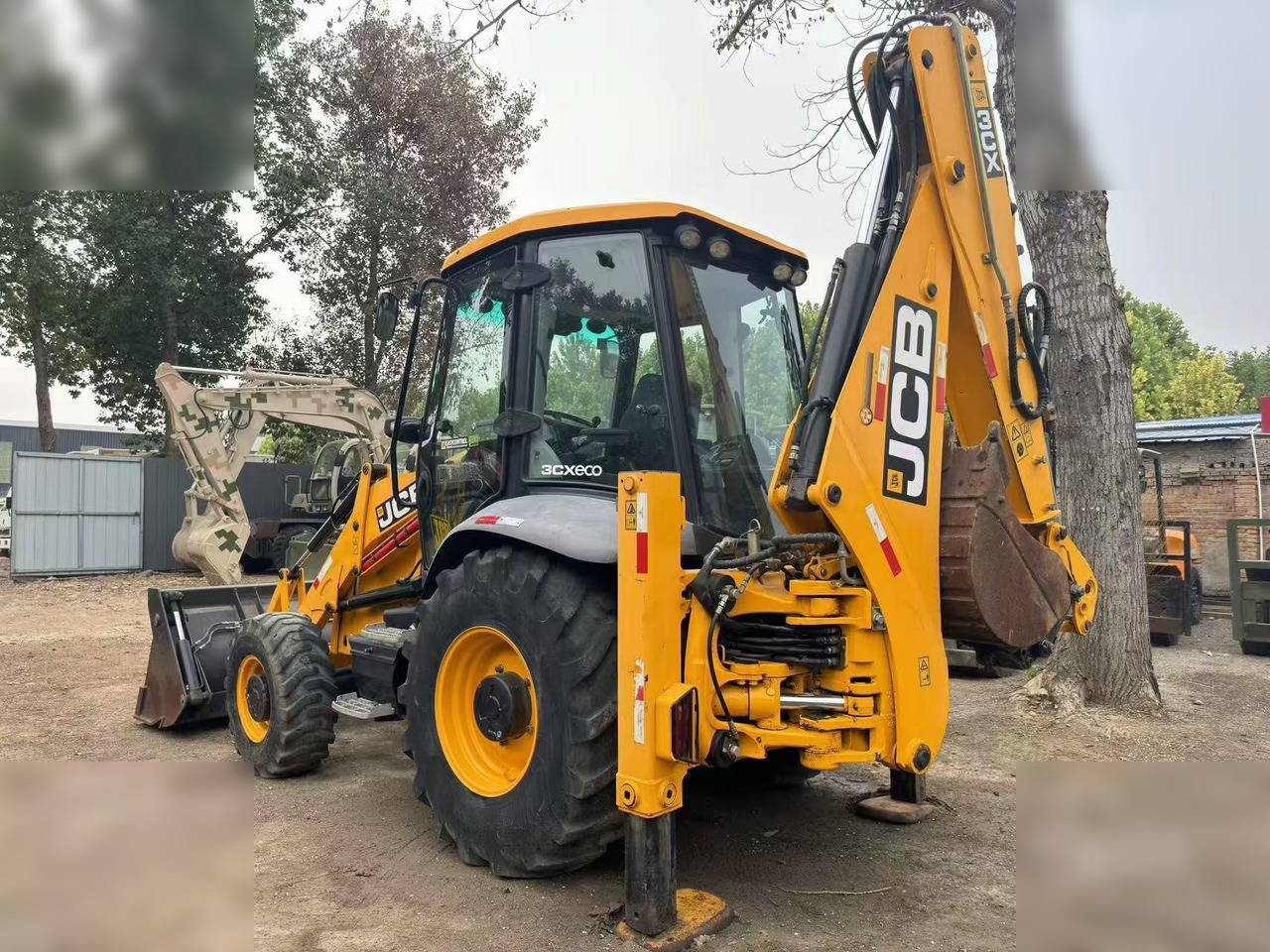 JCB 3CX - Ekskavators-iekrāvējs: foto 1 JCB 3CX - Ekskavators-iekrāvējs: foto 1