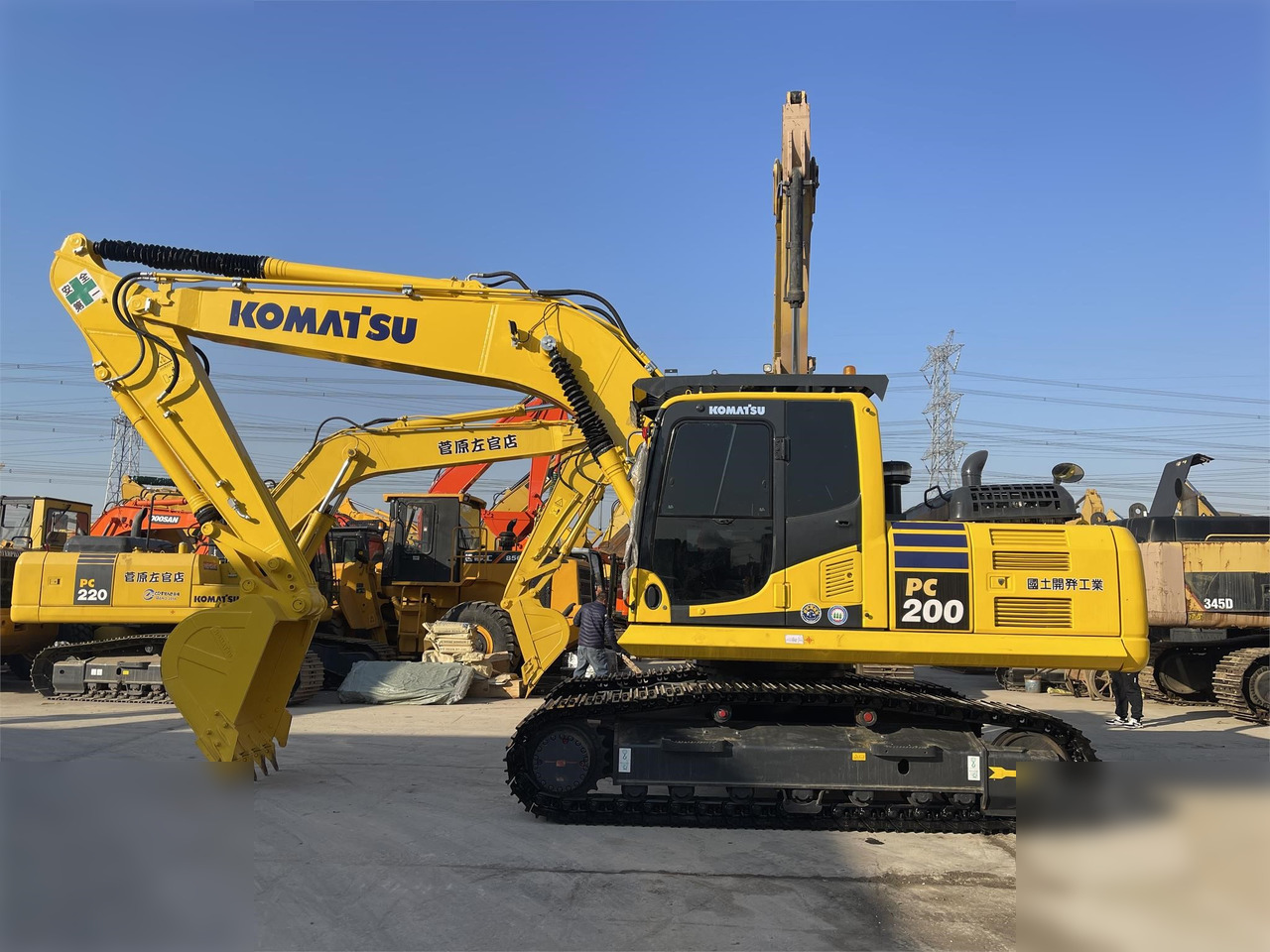 KOMATSU PC200-8 - Kāpurķēžu ekskavators: foto 1 KOMATSU PC200-8 - Kāpurķēžu ekskavators: foto 1